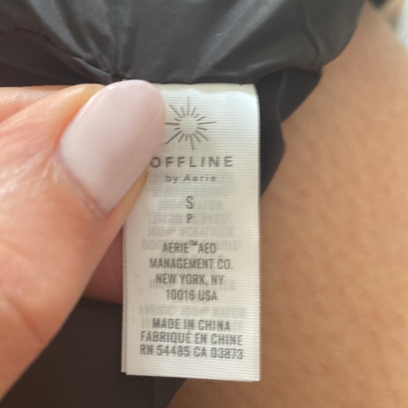Offline by aerie puffer jacket. Fits more like a medium. BNWT - Picture 9 of 10